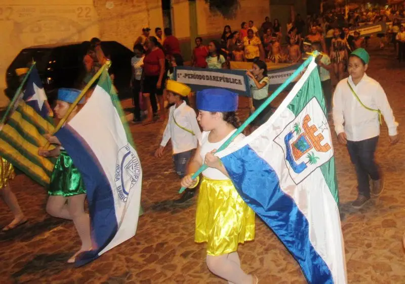Estudantes da educação infantil participam de desfile cívico em São João do Arraial (Foto: Leônidas Silva)