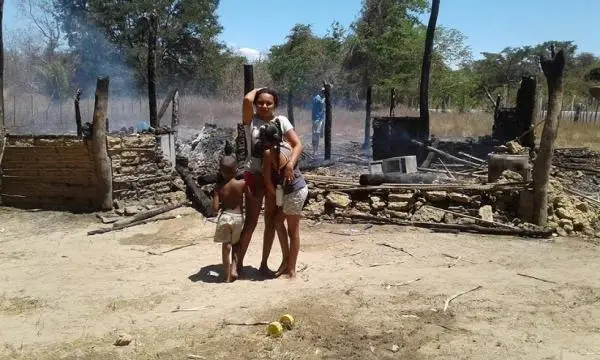 Casa incendiada (Foto: Realidade em Foco)