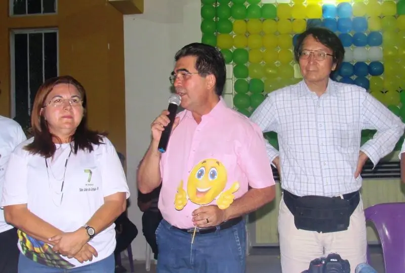 Deputado Francisco Limma discursa ao lado da prefeita Vilma Lima, após o desfile cívico de 07 de setembro, em São João do Arraial (Foto: Leônidas Silva) 
