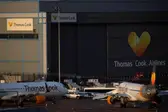 Aviões com o logotipo da Thomas Cook estacionados no aeroporto de Manchester, Manchester, Grã-Bretanha Foto: PHIL NOBLE / REUTERS (Foto: O Globo)
