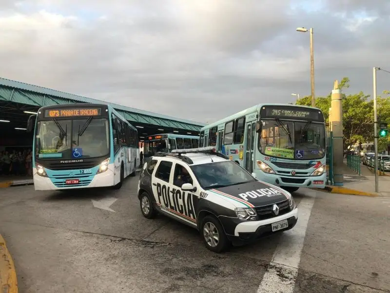 Ônibus saem dos terminais escolatados por policiais em Fortaleza — Foto: Marina Alves/TV Verdes Mares
