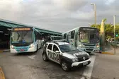 Ônibus saem dos terminais escolatados por policiais em Fortaleza — Foto: Marina Alves/TV Verdes Mares (Foto: G1)