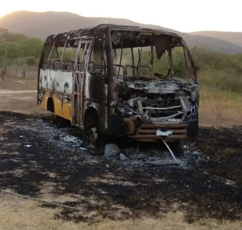 Criminosos atearam fogo em um transporte escolar no pátio da prefeitura. — Foto: Arquivo pessoal