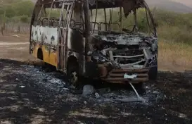Criminosos atearam fogo em um transporte escolar no pátio da prefeitura. — Foto: Arquivo pessoal (Foto: G1)