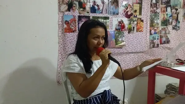 Prefeita Doquinha fazendo o último pronunciamento de 2017 na Rádio Luzes FM