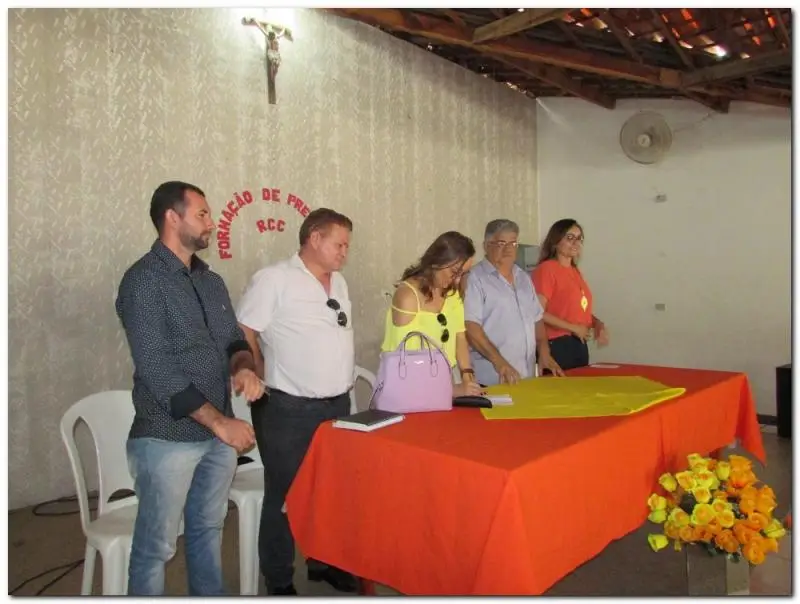 Dep. Flora Isabel assina ordem de serviço