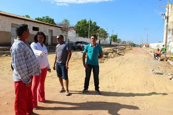 Prefeita Doquinha visitando obras de calçamento