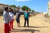 Prefeita Doquinha visitando obras de calçamento (Foto: Ascom)