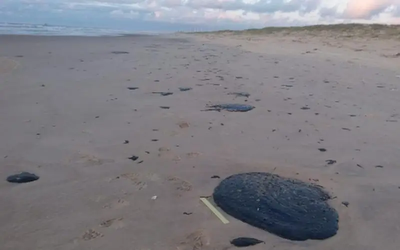 Manchas de óleo na Praia de Pirambu, no litoral de Sergipe, foram encontradas nesta terça-feira (24) — Foto: Reprodução/TV Sergipe