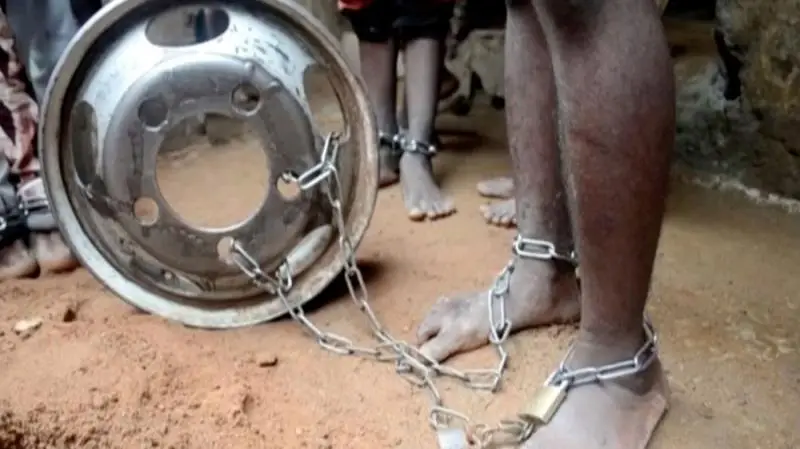 Pessoas acorrentadas foram resgatadas na quinta-feira (26) em Kaduna, na Nigéria — Foto: Television Continental/Reuters TV