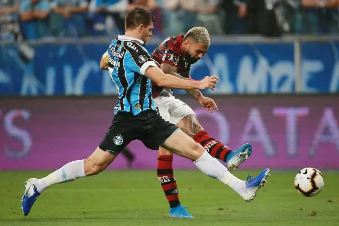 Gabriel, do Flamengo, e Kannemann, do Grêmio, em disputa de bola durante a partida entre as duas equipes pela semifinal da Libertadores, em Porto Alegre - (Foto: Diego Vara/Reuters)