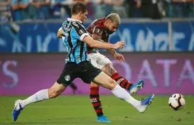 Gabriel, do Flamengo, e Kannemann, do Grêmio, em disputa de bola durante a partida entre as duas equipes pela semifinal da Libertadores, em Porto Alegre - (Foto: Diego Vara/Reuters) (Foto: Jornal Extra)