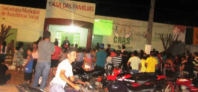 Eleitores aguardando o resultado da eleição (Foto: Leônidas Silva)