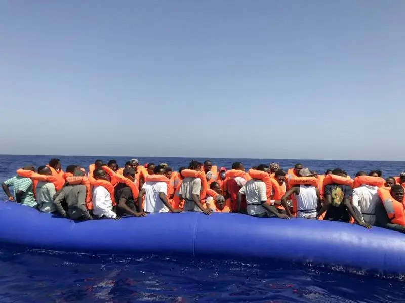 Imagem de 11 de agosto de 2019 mostra imigrantes resgatados no Mar Mediterrâneo — Foto: Anne Chaon/ AFP