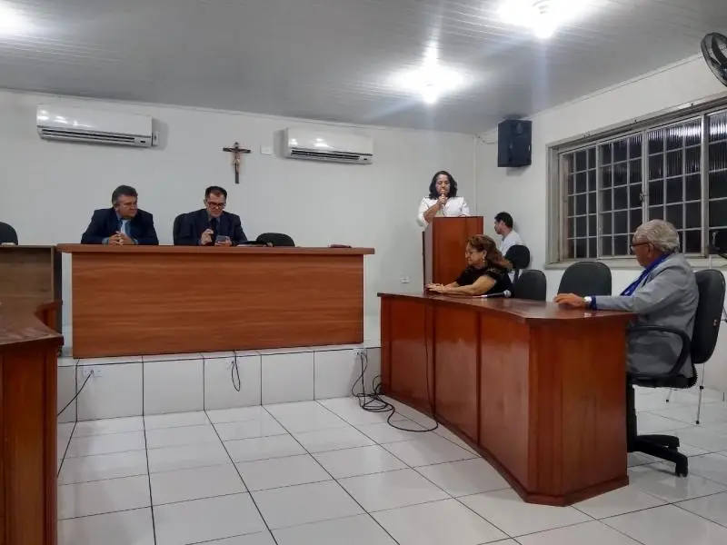 Na foto a Vereadora Cândida Aguiar durante seu discurso