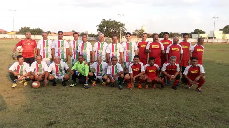 Amistoso- Seleção de São Gonçalo do Piauí anos 90 (de cor branca) e Cinquentão (de vermelho)