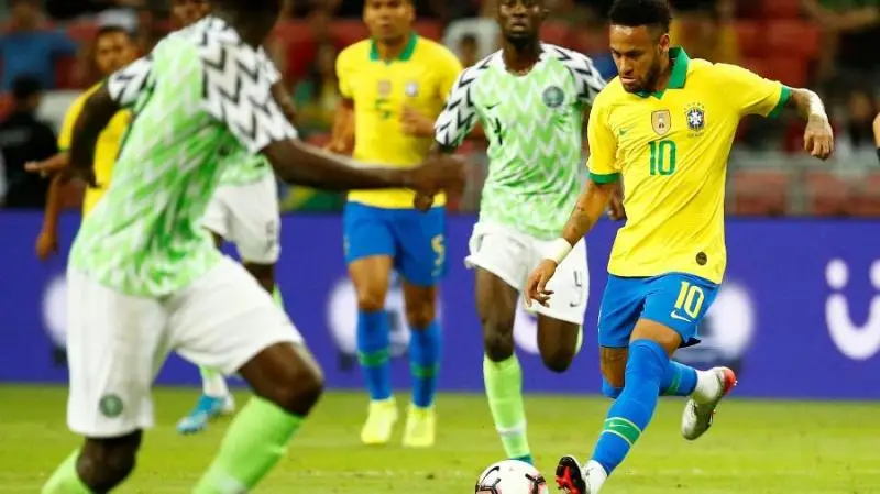 Neymar conduz a bola no amistoso entre Brasil e Nigéria em Cingapura. - Foto: Feline Lim/Reuters