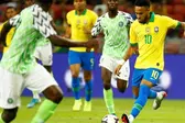 Neymar conduz a bola no amistoso entre Brasil e Nigéria em Cingapura. - Foto: Feline Lim/Reuters (Foto: Esporte/UOL)