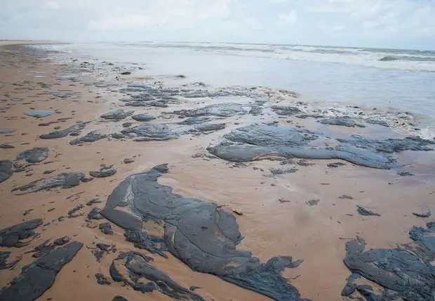 PRAIA ATINGIDA PELA MANCHA DE ÓLEO EM SERGIPE (FOTO: ADEMA/GOVERNO DE SERGIPE VIA AGÊNCIA BRASIL)