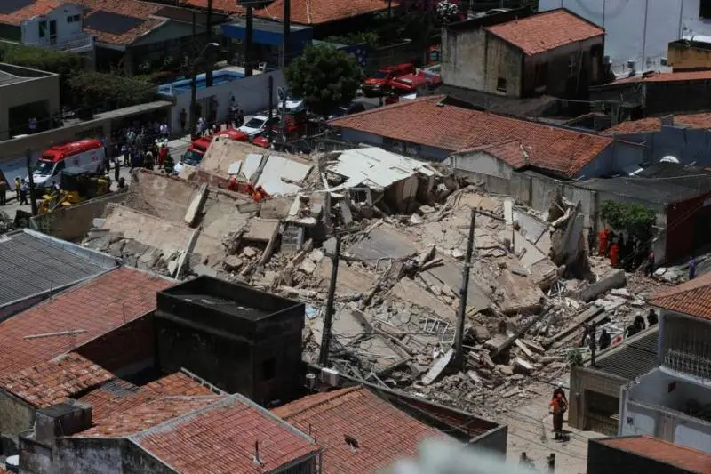 Prédio desaba em Fortaleza e deixa feridos e pelo menos um morto (Foto: Natinho Rodrigues/G1)