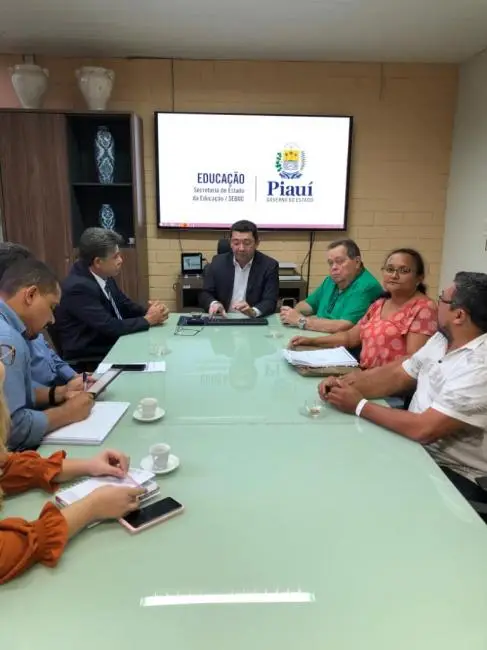 Robert Freitas, Rejane e Flavio Luz e Dep. João Madson visitando o secretário de Educação do Estado