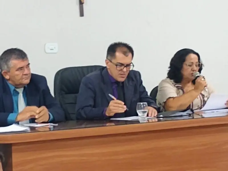 Na foto o Presidente da Câmara Alan Juciê ladeado pelo vice Nelson Meneses e a Secretária da mesa diretora Vereadora Cândida Aguiar
