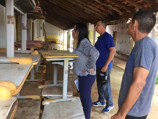 Prefeita Doquinha visita prédio antigo