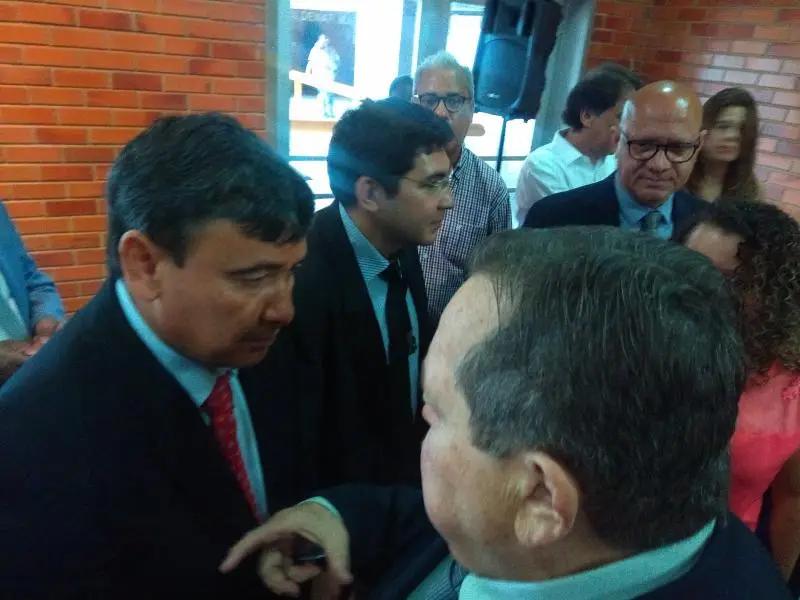 Governador Wellington Dia Abraça Robert Freitas.