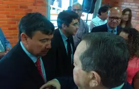 Governador Wellington Dia Abraça Robert Freitas. (Foto: Ítalo Miguel)