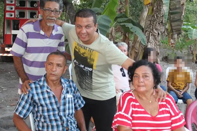 Foto: Divulgação/ Facebook: Cristino de azul (pai) Airton ao meio e sua mãe Rosilene