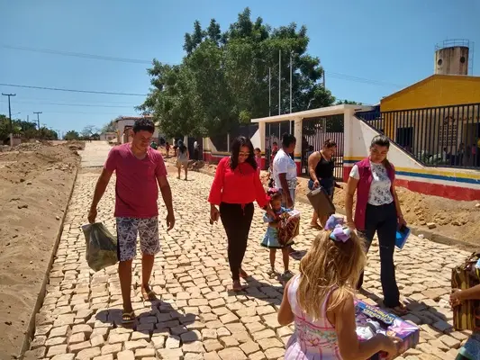 Preeita Doquinha visitando obra