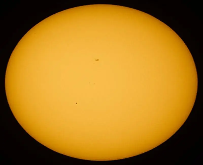 Trânisto de Mercúrio: planeta vizinho "passa na frente" do Sol. — Foto: Nasa