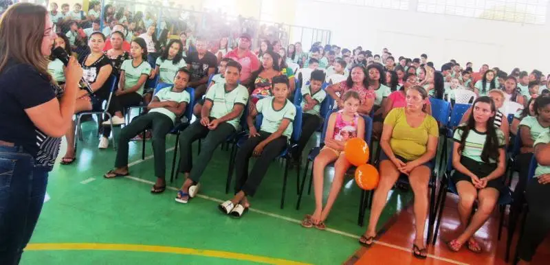 Prefeita Vilma Lima, conversando com estudantes e com responsáveis pelas crianças e adolescentes (Foto: Leônidas Silva)
