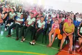 Prefeita Vilma Lima, conversando com estudantes e com responsáveis pelas crianças e adolescentes (Foto: Leônidas Silva) (Foto: )
