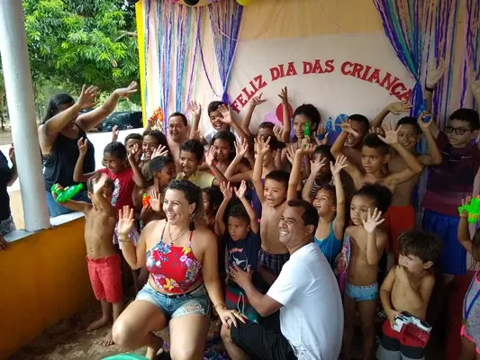 Adão Monteiro e Elisângela com as crinças