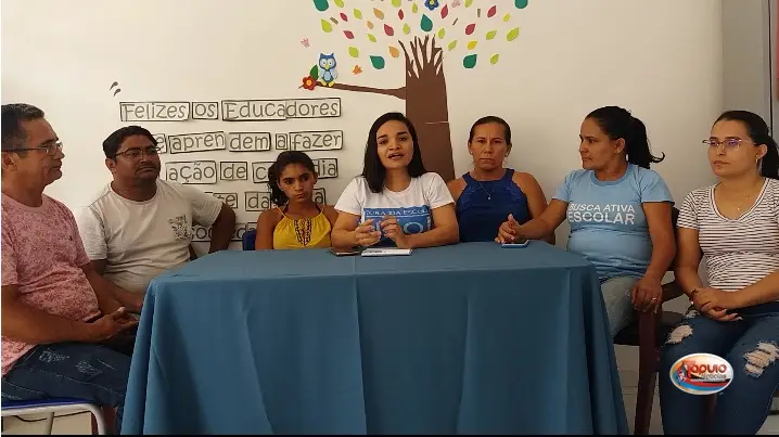 Entrevista da equipe escolar junta à aluna assistida com o programa