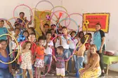 Profissinais com as crianças assistidas pelo programa (Foto: Ascom)