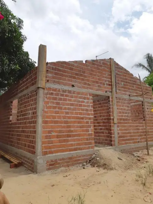 Casa em construção através de ação social promovida pela PAMF