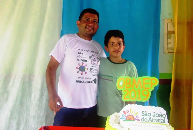 Aluno Françoir Hanrir Pontes Gomes, ao lado de seu pai Françoir Gomes (Foto: Leônidas Silva)