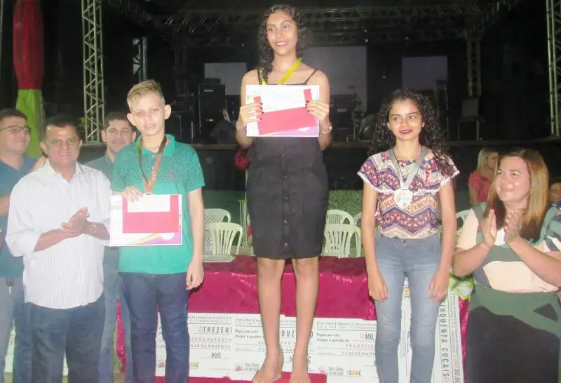 Presidente do CITCOCAIS e a prefeita Vilma Lima, ao lado dos medalhistas da OMEPM nível 2 (Foto: Leônidas Silva)