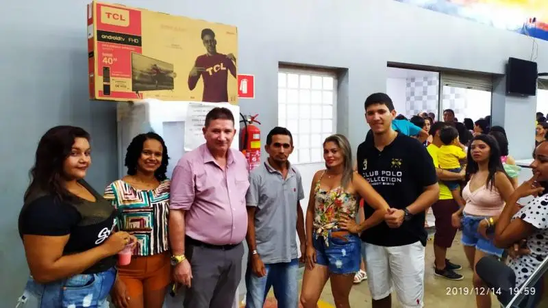 Zezinho do Sorvete e ganhadores dos brindes