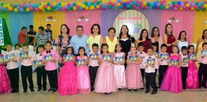 Prefeito Genival Bezerra ao lado da primeira-dama Lêda Maria e professores.