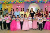 Prefeito Genival Bezerra ao lado da primeira-dama Lêda Maria e professores. (Foto: Ascom)