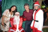 Papai Noel e Mamãe Noel com o prefeito e primeira Dama. (Foto: Josely Ecologista)