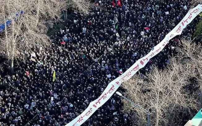 Milhares de pessoas acompanham o cortejo fúnebre do general iraniano Foto: reprodução