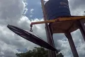 Equipe da vigilância sanitária fazendo limpeza e troca de tampa de caixa d'água (Foto: Ascom)