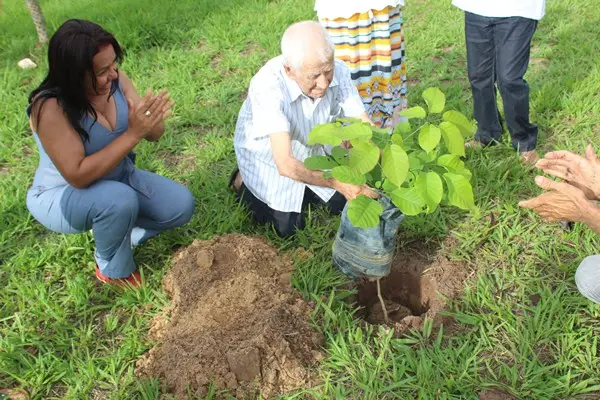 Seu Paulo Leal plantando a árvore