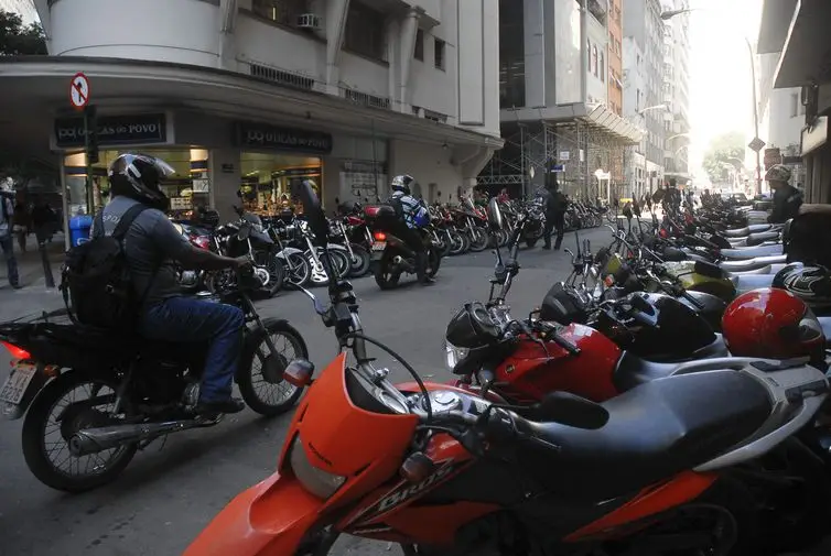O preço do seguro para motocicletas caiu para R$ 12,25. Para automóveis, passou para R$ 5,21 - Arquivo/Agência Brasil