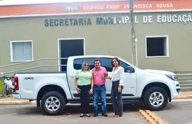Prefeito Genival Bezerra, primeira-dama Lêda Miranda e professora Jesus Lima. (Foto: Ascom)