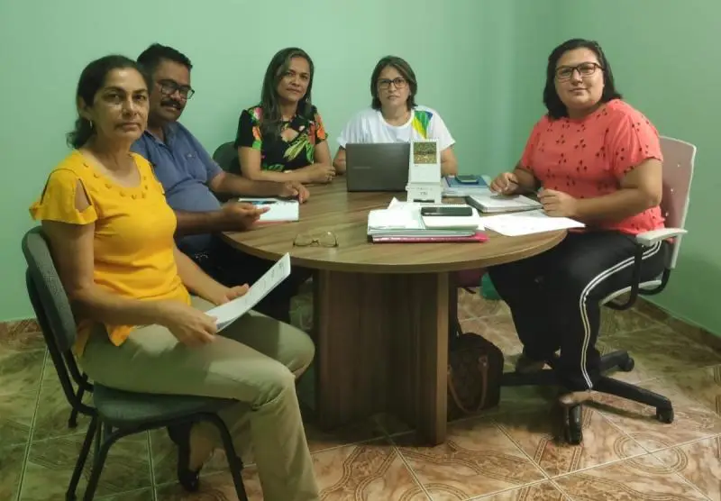 Presidente da Associação dos Servidores Públicos Municipais de São João do Arraial Ismar Lima, Tesoureira Simone Magalhães, supervisora de ensino Francisca Magalhães, coordenadora de ensino Socorro Brito, e a secretária Municipal de educação Rosinha Lima.